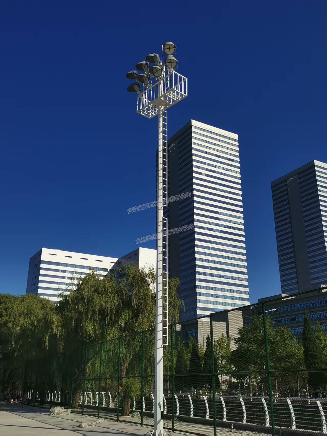 球場(chǎng)高桿燈.jpg 球場(chǎng)高桿燈.jpg